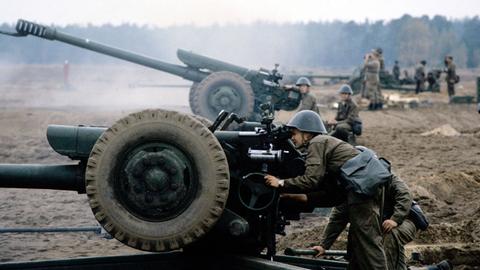 Angehörige des Artillerie-Regiments 9 "Hans Fischer" der Nationalen Volksarmee (NVA) bei der Ausbildung an Panzerabwehrkanonen PAK 40 und PAK 80 im Standort Eggesin, aufgenommen in den 1980er Jahren.