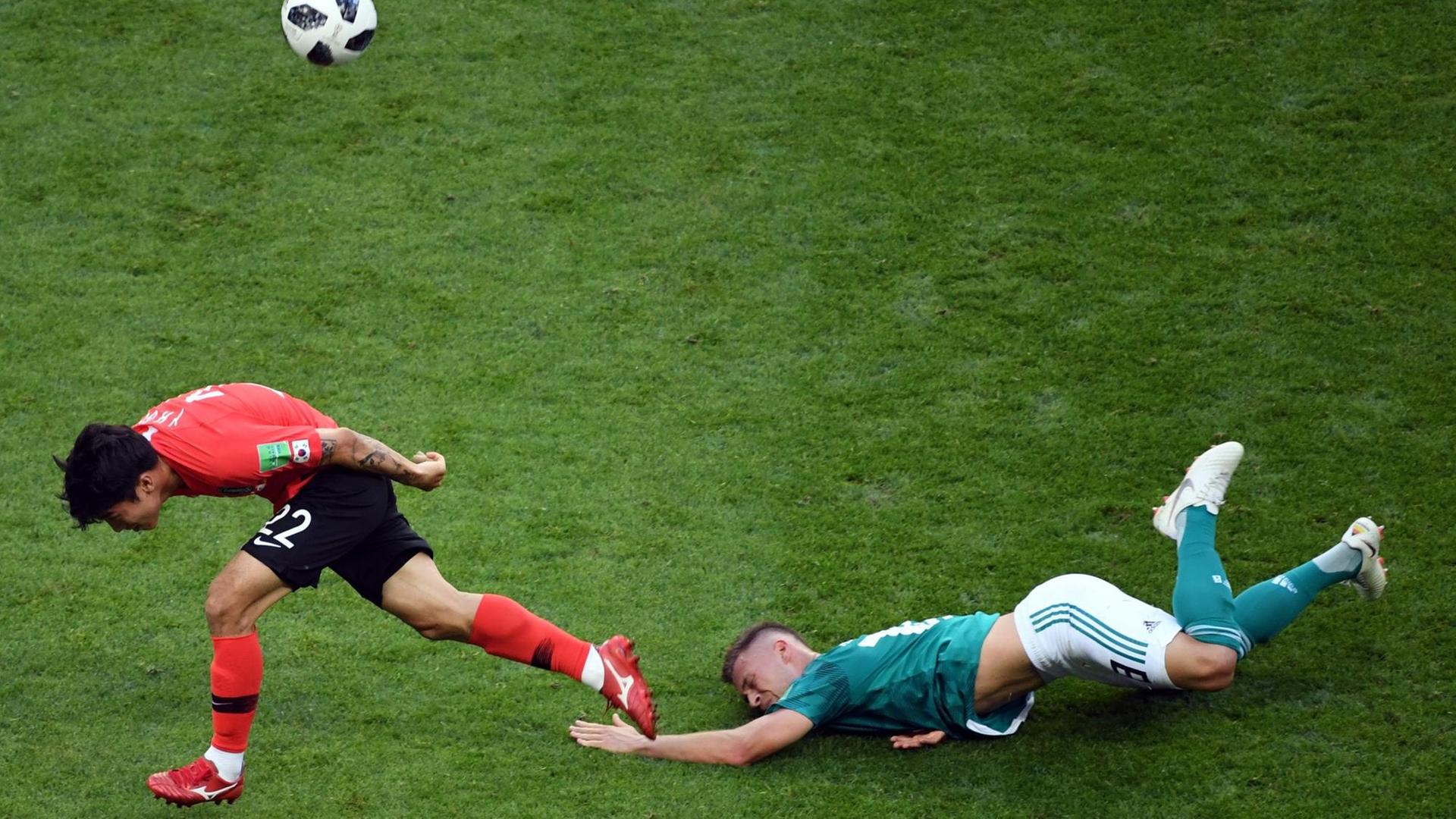 27.06.2018, Russland, Kasan: Fußball, WM, Vorrunde, Gruppe F, 3. Spieltag: Südkorea - Deutschland in der Kasan-Arena. Yohan Ko (Yo-Han Ko) aus Südkorea und Joshua Kimmich aus Deutschland kämpfen um den Ball. 27.06.2018, Russland, Kasan: Fußball, WM, Vorrunde, Gruppe F, 3. Spieltag: Südkorea - Deutschland in der Kasan-Arena. Yohan Ko (Yo-Han Ko) aus Südkorea und Joshua Kimmich aus Deutschland kämpfen um den Ball.