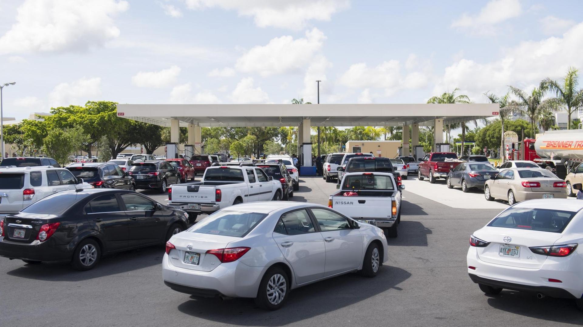 Vorbereitung auf Hurrikan Irma: Vor vielen Tankstellen in Florida wie hier in Miami bildeten sich lange Schlangen. Millionen Menschen sind unterwegs