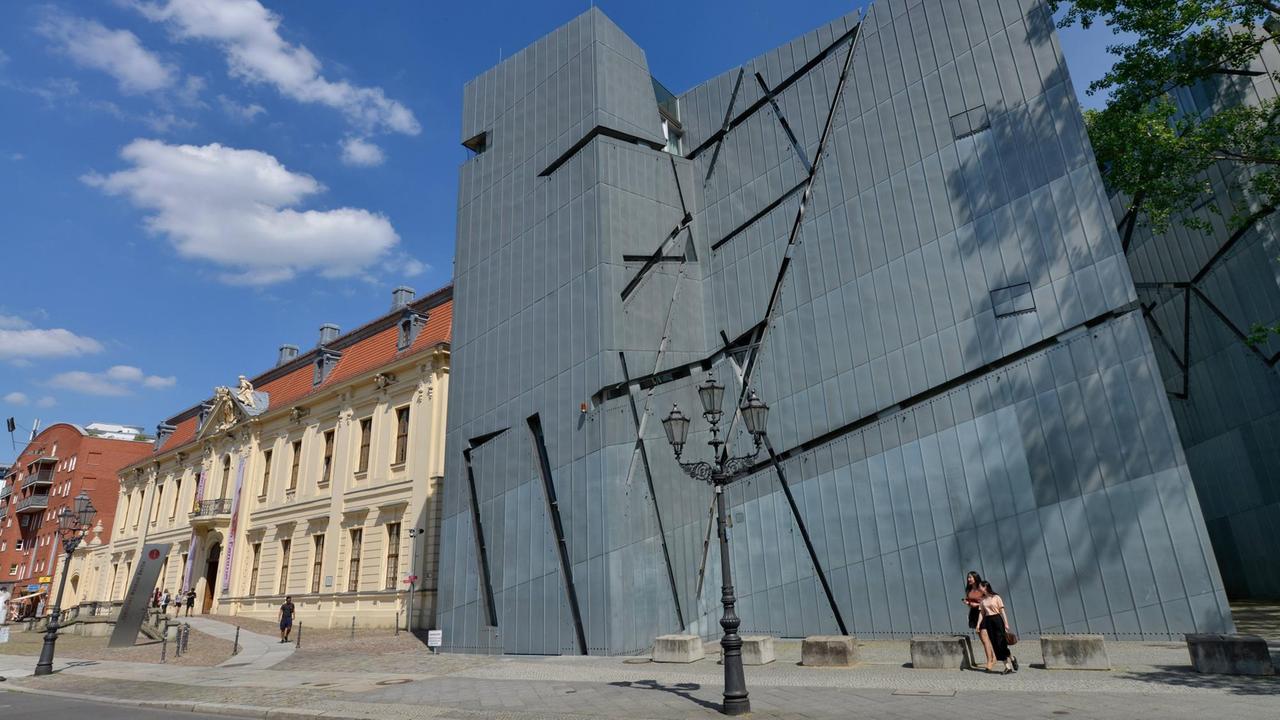 Das Foto zeigt die Straßenansicht vom Jüdischen Museum in Berlin. Das Foto zeigt die Straßenansicht vom Jüdischen Museum in Berlin.