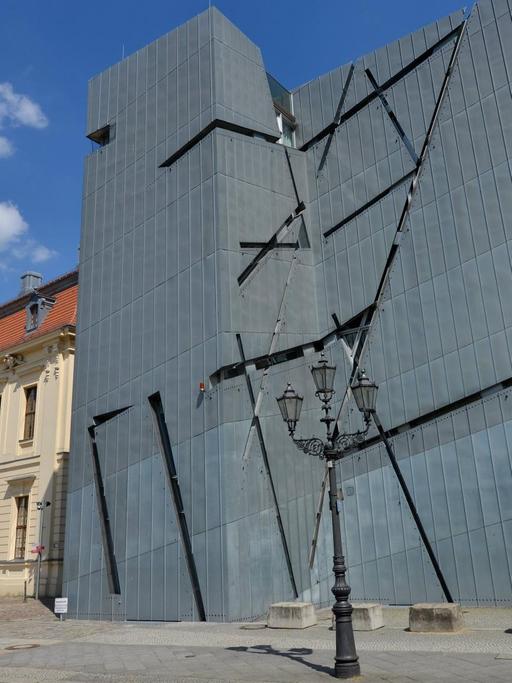 Das Foto zeigt die Straßenansicht vom Jüdischen Museum in Berlin.