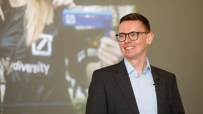 Gernot Sendowski, Leiter des globalen Diversity & Inclusion-Teams der Deutschen Bank sowie stellv. Vorstandsvorsitzender des Charta der Vielfalt e. V. Gernot Sendowski, Leiter des globalen Diversity & Inclusion-Teams der Deutschen Bank sowie stellv. Vorstandsvorsitzender des Charta der Vielfalt e. V.