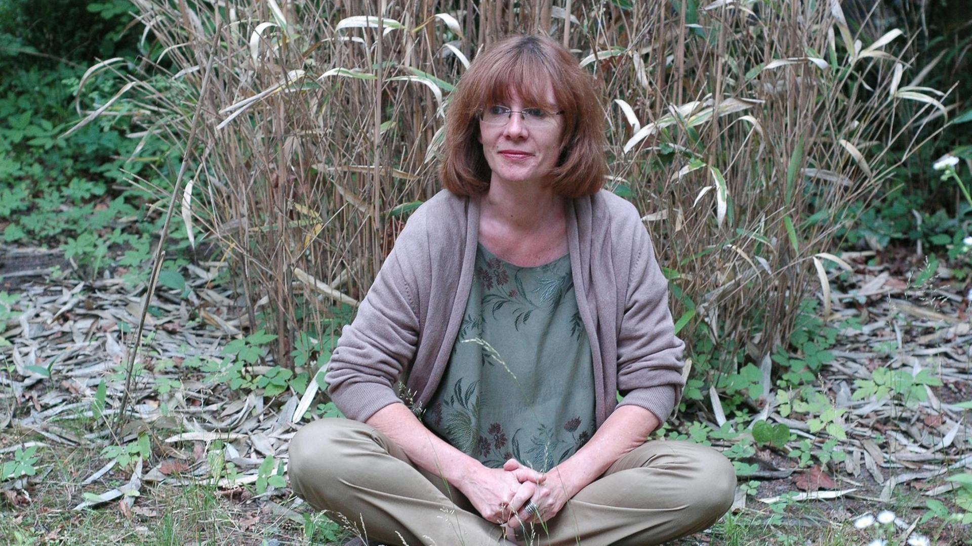 Die Schriftstellerin Patricia Görg sitzt in der Natur. Die Schriftstellerin Patricia Görg sitzt in der Natur.