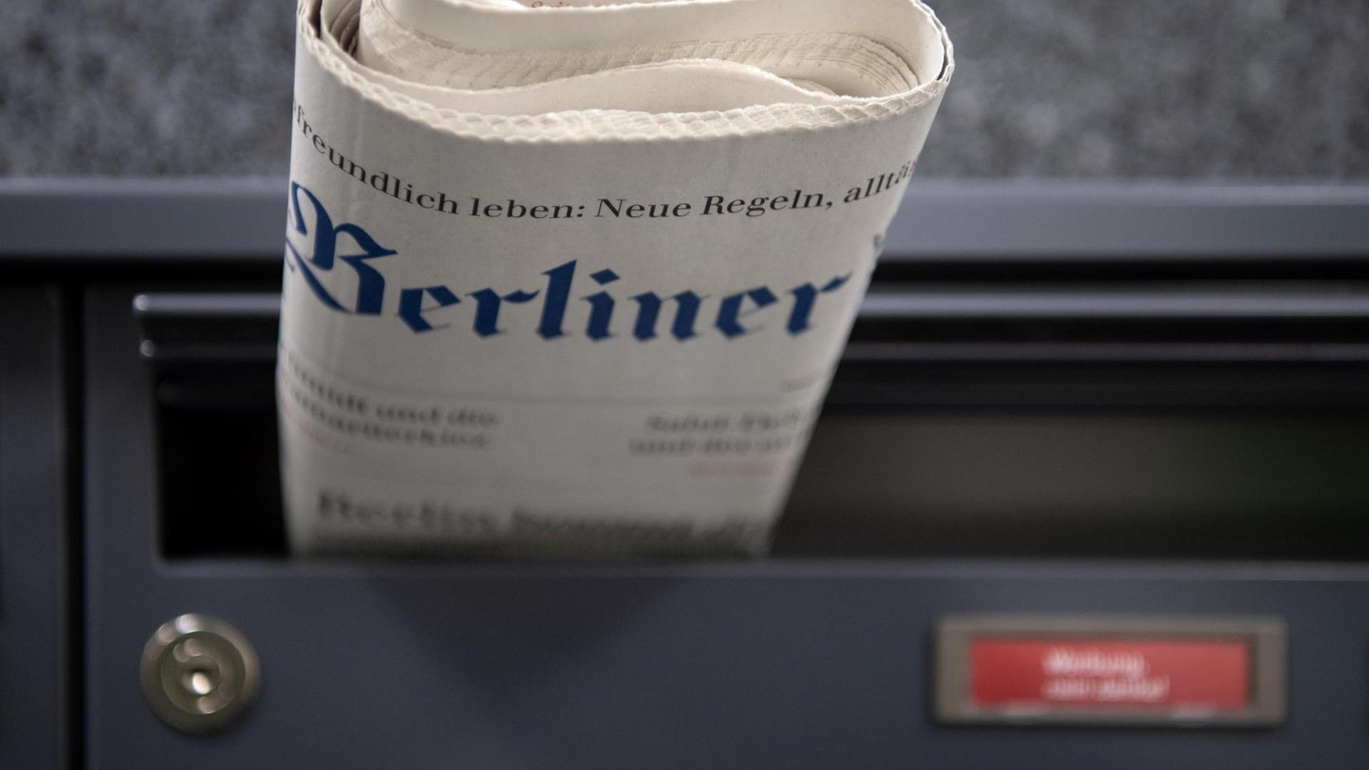 Die "Berliner Zeitung" steckt am 17.10.2019 in einem Briefkasten. Die "Berliner Zeitung" steckt am 17.10.2019 in einem Briefkasten.