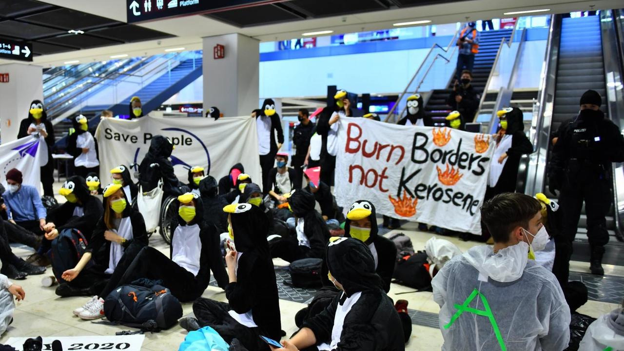 31.10.2020 Wirtschaft Verkehr, Eröffnung der Berliner Flughafen - BER Pressekonferenz 2020 emspor, Demonstranten im Flughafen Gebaeude fuer Burn Borders not Kerosene Berlin 31.10.2020 Wirtschaft Verkehr, Eröffnung der Berliner Flughafen - BER Pressekonferenz 2020 emspor, Demonstranten im Flughafen Gebaeude fuer Burn Borders not Kerosene Berlin