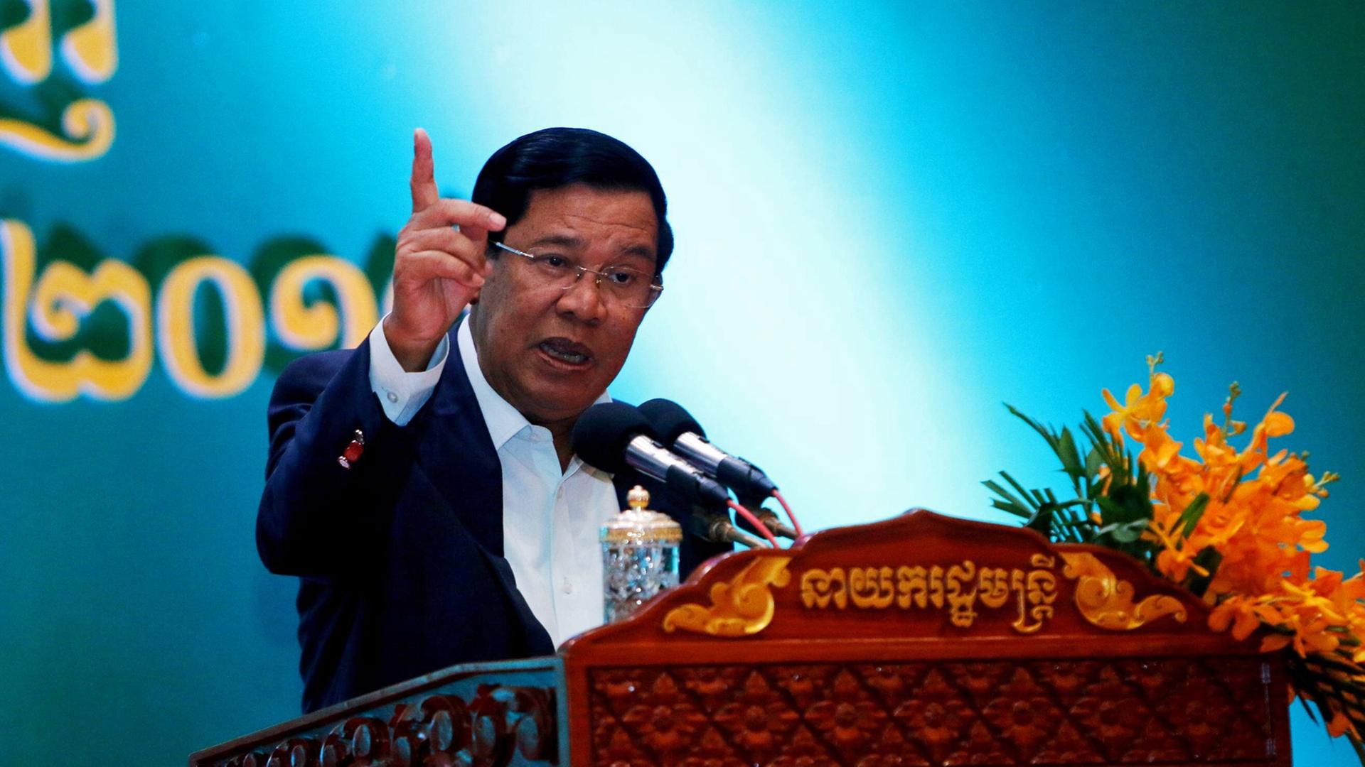 Der Ministerpräsident Kambodschas, Hun Sen, bei einem Treffen mit Medienvertretern seines Landes im Januar 2017 in Phnom Penh Der Ministerpräsident Kambodschas, Hun Sen, bei einem Treffen mit Medienvertretern seines Landes im Januar 2017 in Phnom Penh