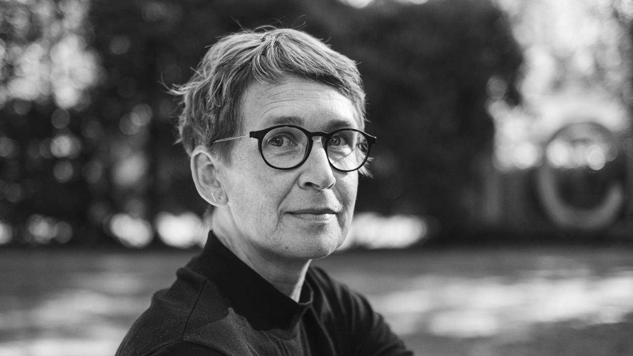 Porträtaufnahme der Künstlerin Ingke Günther. Porträtaufnahme der Künstlerin Ingke Günther.