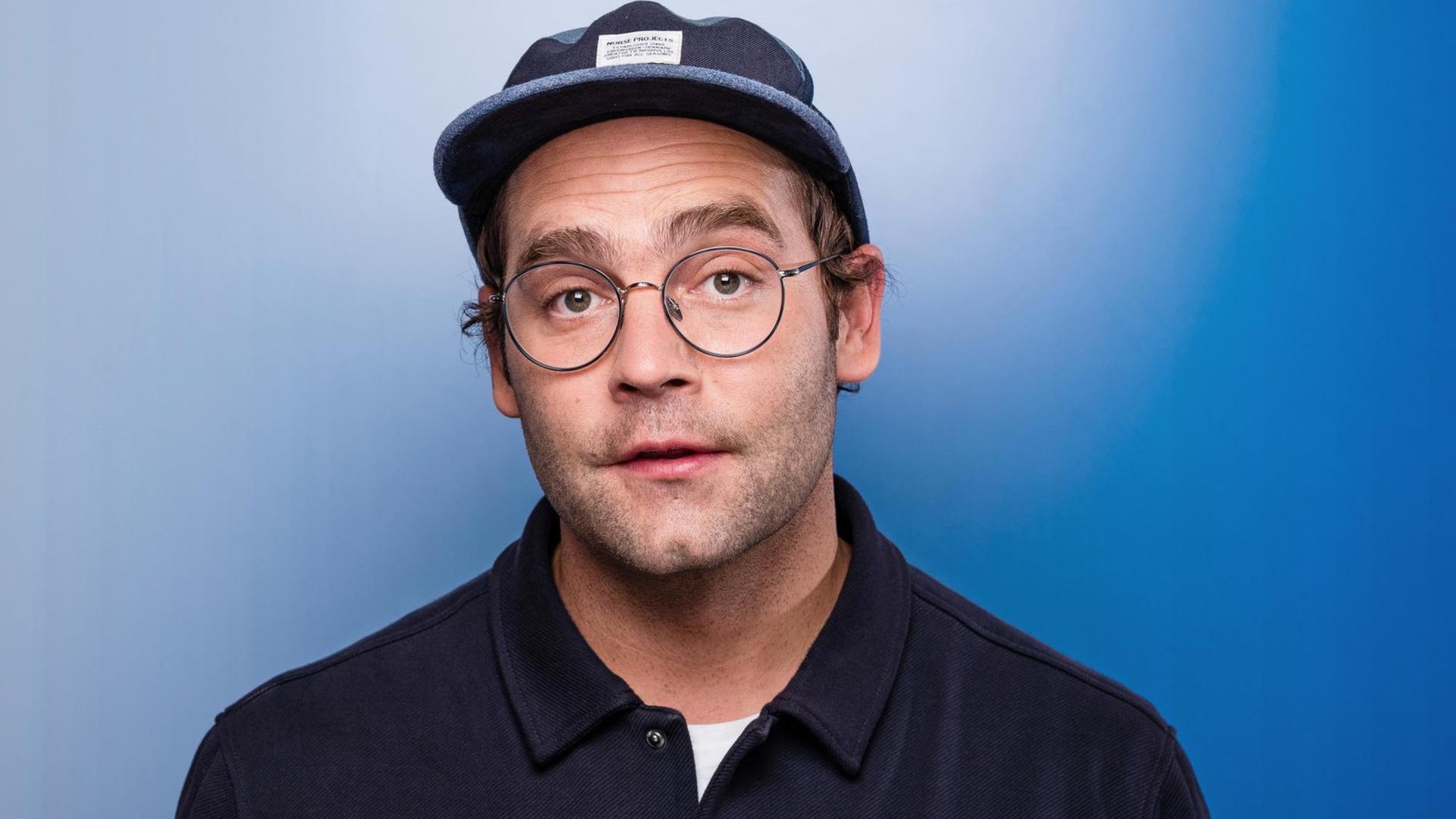 Indie-Pop-Musiker Axel Bosse alias Bosse- mit Käppi, Brille und Flanellhemd Indie-Pop-Musiker Axel Bosse alias Bosse- mit Käppi, Brille und Flanellhemd