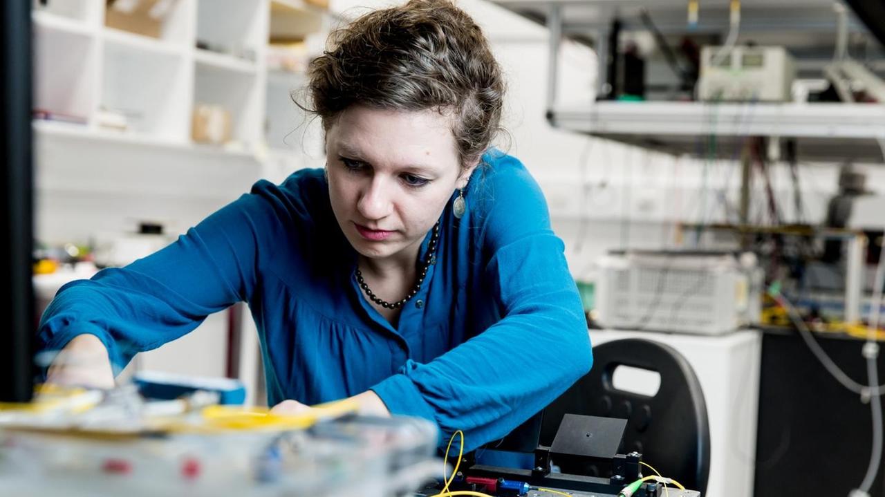 Eine Frau arbeitet in einem technischen Labor. Eine Frau arbeitet in einem technischen Labor.