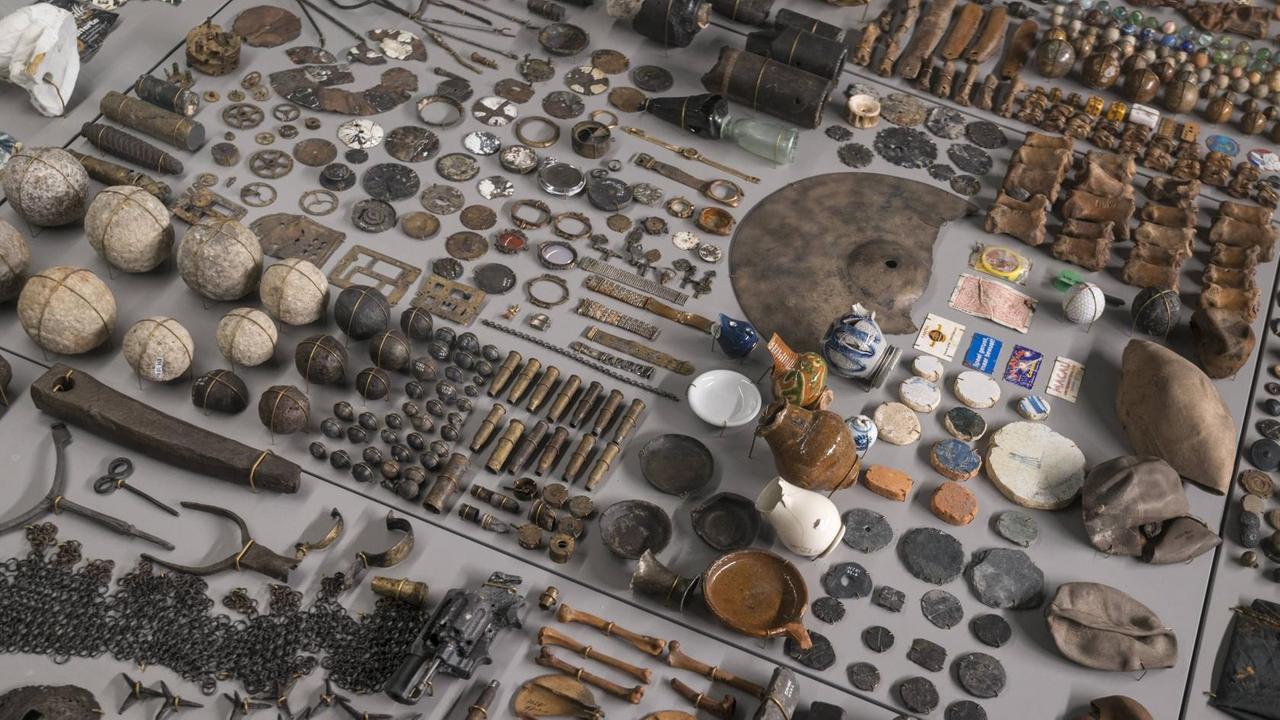 Fundstücke des archäologischen Projekts "Below the surface", die in der Amsterdamer Metro-Station Rokin ausgestellt werden. Fundstücke des archäologischen Projekts "Below the surface", die in der Amsterdamer Metro-Station Rokin ausgestellt werden.
