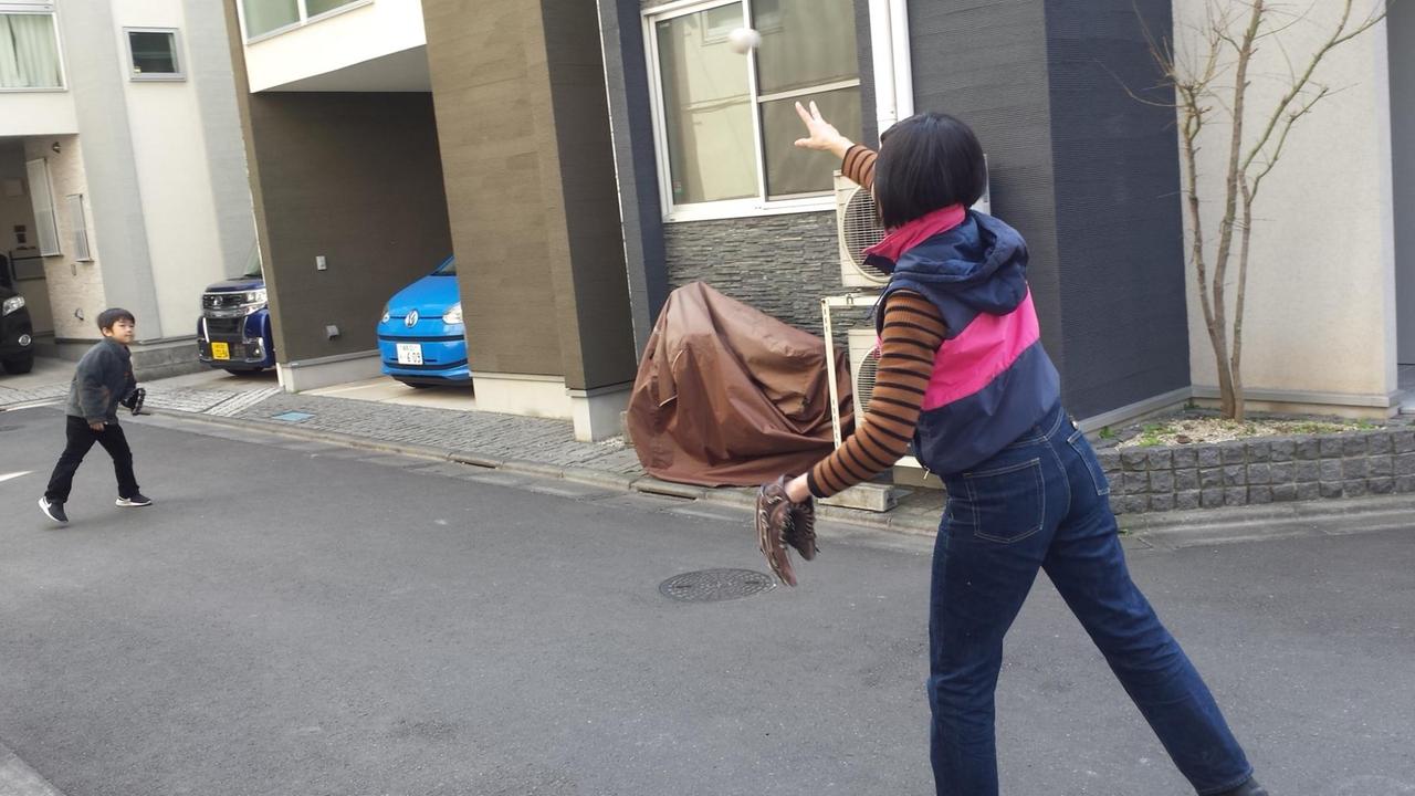 Catchball auf einer Strasse in Tokio. Catchball auf einer Strasse in Tokio.