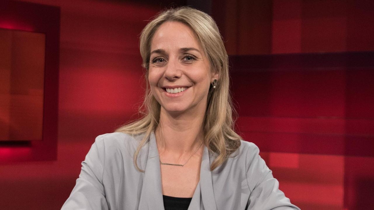 Anette Dowideit, Chefreporterin im Investigativ-Team der Zeitung Welt, sitzt auf der Bühne der Talkshow hart aber fair. Anette Dowideit, Chefreporterin im Investigativ-Team der Zeitung Welt, sitzt auf der Bühne der Talkshow hart aber fair.