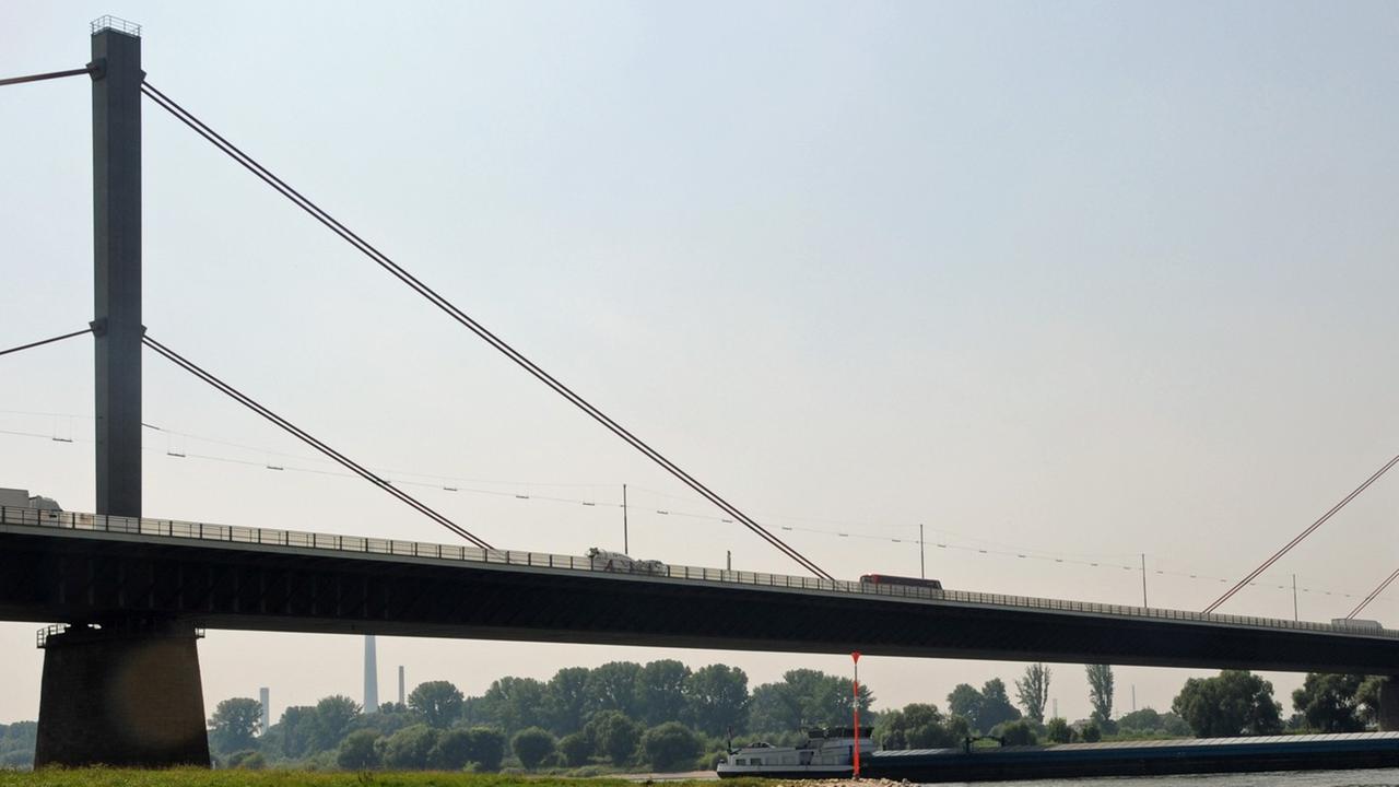 Die 700 Meter lange Leverkusener Rheinbrücke überspannt den Rhein auf der A1 zwischen Leverkusen-Wiesdorf und Köln-Merkenich. Die 1965 in den Dienst gestellt Brücke ist die meistbefahrene in Nordrhein-Westfalen und muss abgerissen werden.