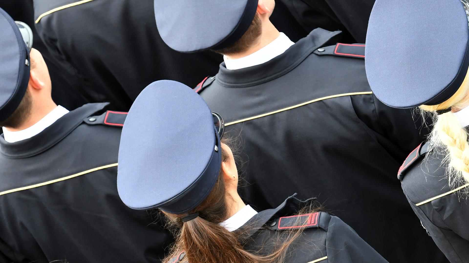 In geschlossener Formation stehen am 16.07.2017 in Berlin 281 angehende Feuerwehr-Frauen und Männer auf den großen Platz der Feuerwache am Nikolaus-Groß-Weg in Charlottenburg. Im Rahmen des Feuerwehr-Erlebnistages wurden sie vereidigt. Foto: Paul Zinken/dpa | Verwendung weltweit In geschlossener Formation stehen am 16.07.2017 in Berlin 281 angehende Feuerwehr-Frauen und Männer auf den großen Platz der Feuerwache am Nikolaus-Groß-Weg in Charlottenburg. Im Rahmen des Feuerwehr-Erlebnistages wurden sie vereidigt. Foto: Paul Zinken/dpa | Verwendung weltweit