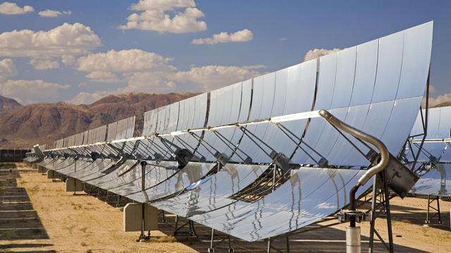 Das Bild zeigt ein Sonnenwärmekraftwerk der Sunray Energy Inc. in der Mojave-Wüste Südkaliforniens