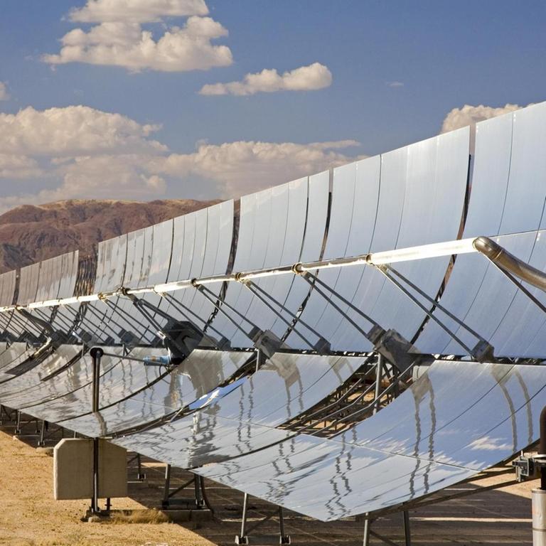 Das Bild zeigt ein Sonnenwärmekraftwerk der Sunray Energy Inc. in der Mojave-Wüste Südkaliforniens