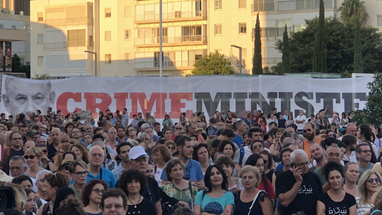 Demonstration gegen das Nationalstaatsgesetz in Israel - ein Banner zeigt das Gesicht von Premier Benjamin Netanjahu und den Schriftzug "Crime Minister" Demonstration gegen das Nationalstaatsgesetz in Israel - ein Banner zeigt das Gesicht von Premier Benjamin Netanjahu und den Schriftzug "Crime Minister"