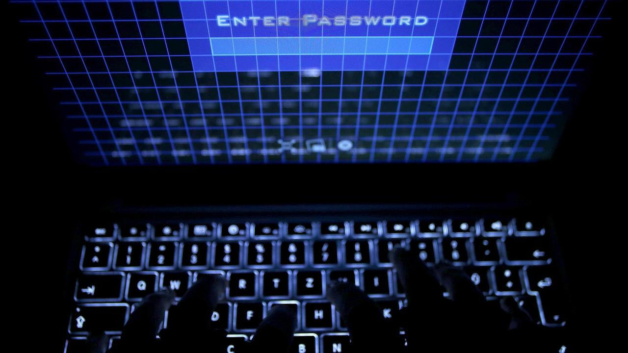 Ein Passwort wird auf einem Laptop über die Tastatur eingegeben. Auf dem Schirm sind die Worte "Enter Password" zu lesen.