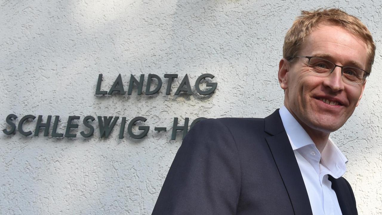 Daniel Günther, CDU-Spitzenkandidat für die Landtagswahl, kommt am 07.05.2017 in den Landtag in Kiel (Schleswig-Holstein). Daniel Günther, CDU-Spitzenkandidat für die Landtagswahl, kommt am 07.05.2017 in den Landtag in Kiel (Schleswig-Holstein).