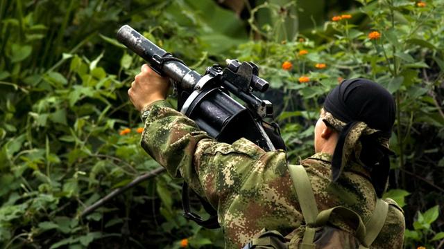 Ein Kämpfer der kolumbianischen Guerilla FARC hält seine Waffe. Kolumbien, 2010.
