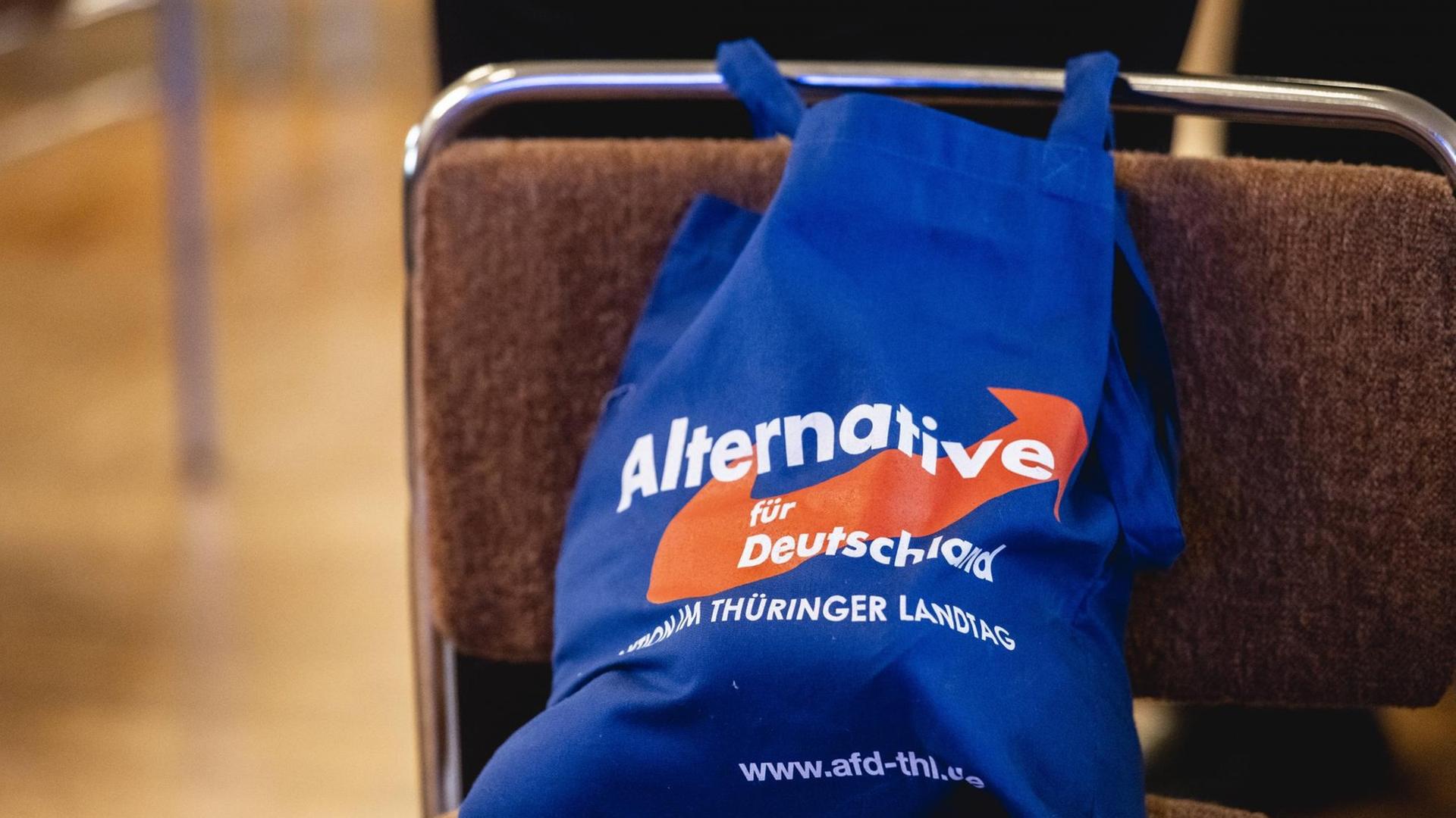 Ein Beutel mit AfD-Logo auf einem braunen Stuhl beim Landesparteitag des AFD Landesverbandes Thüringen am 21. November 2020 im Hotel Pfiffelburg in Pfiffelbach Thüringen. Ein Beutel mit AfD-Logo auf einem braunen Stuhl beim Landesparteitag des AFD Landesverbandes Thüringen am 21. November 2020 im Hotel Pfiffelburg in Pfiffelbach Thüringen.