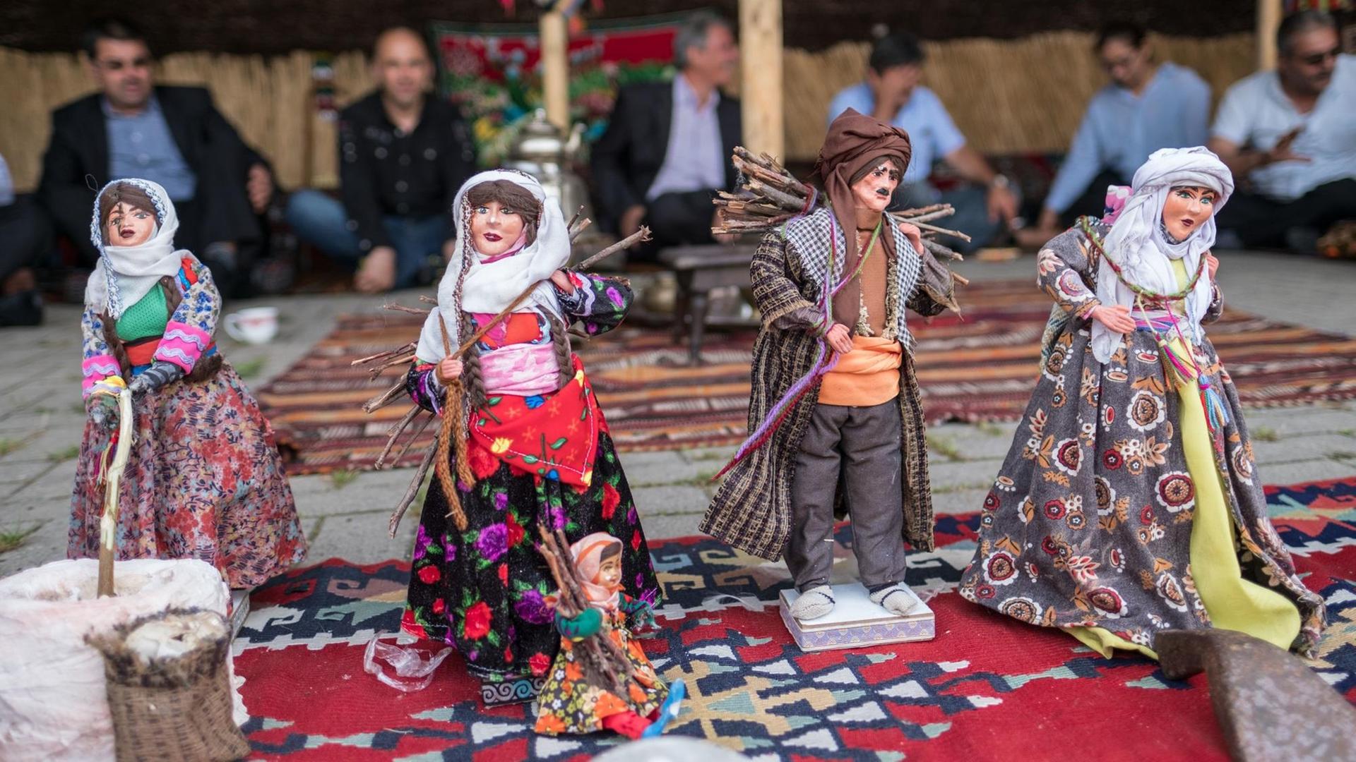 Teilnehmer des Kulturtages der Jesiden sitzen am 20.08.2016 in einem traditionellen Zelt in Celle (Niedersachsen). Die gr Teilnehmer des Kulturtages der Jesiden sitzen am 20.08.2016 in einem traditionellen Zelt in Celle (Niedersachsen). Die gr