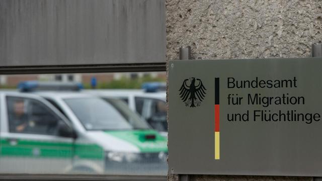 Ein Schild mit der Aufschrift "Bundesamt für Migration und Flüchtlinge", aufgenommen am 17.08.2015 in Nürnberg (Bayern) bei einer Kundgebung von Flüchtlingen vor dem Bundesamt für Migration und Flüchtlinge (BAMF).