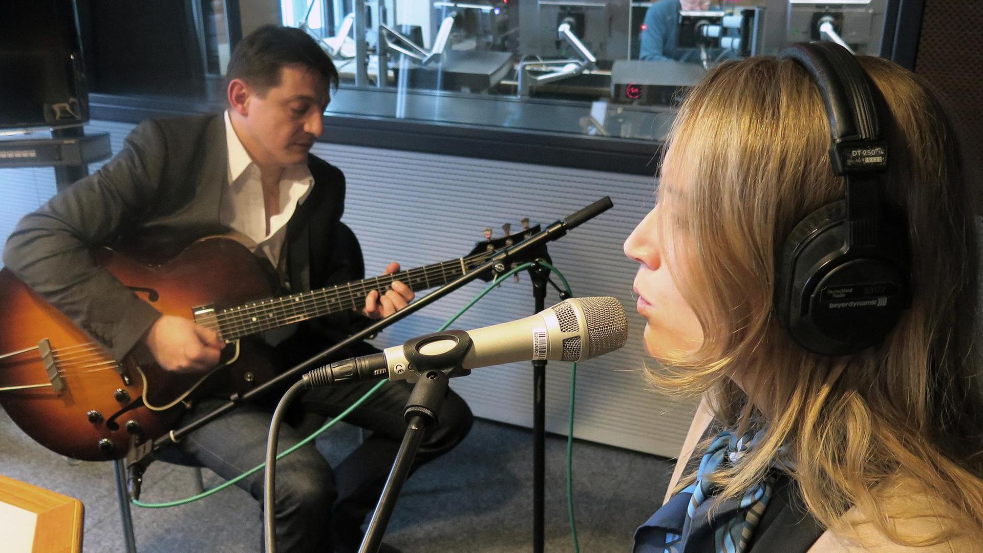Die Jazz-Sängerin Sarah McKenzie und Gitarristen Jo Caleb im Studio 1 von Deutschlandradio Kultur Die Jazz-Sängerin Sarah McKenzie und Gitarristen Jo Caleb im Studio 1 von Deutschlandradio Kultur