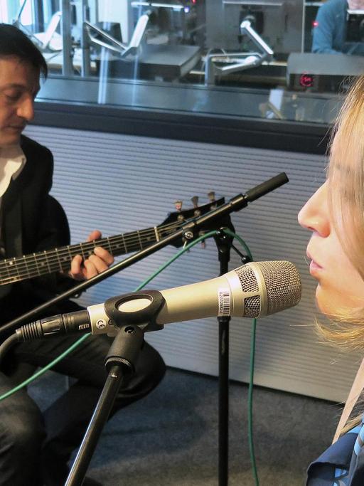 Die Jazz-Sängerin Sarah McKenzie und Gitarristen Jo Caleb im Studio 1 von Deutschlandradio Kultur