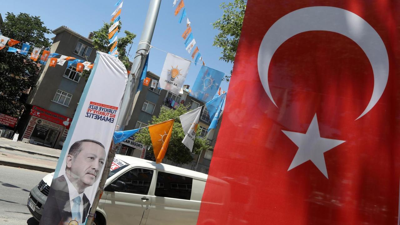 Türkische Flagge und Wahlplakat für Erdogan hängen in Ankara.