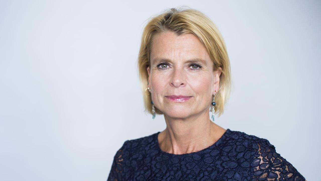Åsa Regnér schaut auf ihrem offiziellen Regierungsbild konzentriert in die Kamera Åsa Regnér schaut auf ihrem offiziellen Regierungsbild konzentriert in die Kamera