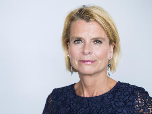 Åsa Regnér schaut auf ihrem offiziellen Regierungsbild konzentriert in die Kamera