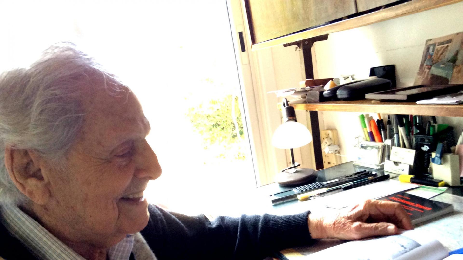 Sportgespräch mit dem Holocaust-Überlebenden Peter Erben, der in der Liga Terezin, der Fußball-Liga des Ghettos Theresienstadt, spielte. Sportgespräch mit dem Holocaust-Überlebenden Peter Erben, der in der Liga Terezin, der Fußball-Liga des Ghettos Theresienstadt, spielte.