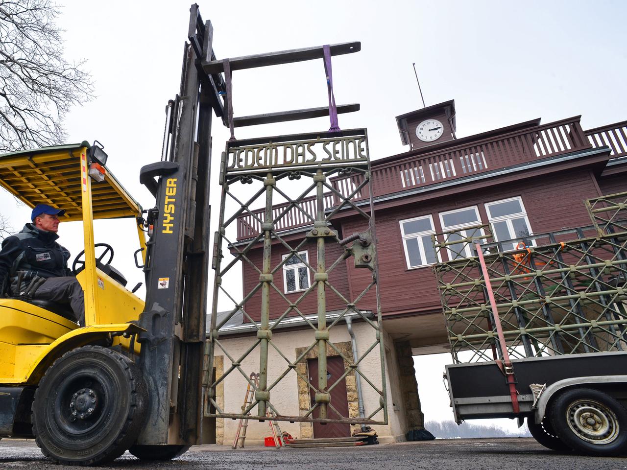 Die Tür des Lagertors mit der Inschrift "Jedem das Seine" wird am 31.01.2014 in der KZ-Gedenkstätte Buchenwald bei Weimar (Thüringen) von Schlosser Andreas Korn mit dem Gabelstapler verladen. Die Tür des Lagertors mit der Inschrift "Jedem das Seine" wird am 31.01.2014 in der KZ-Gedenkstätte Buchenwald bei Weimar (Thüringen) von Schlosser Andreas Korn mit dem Gabelstapler verladen.
