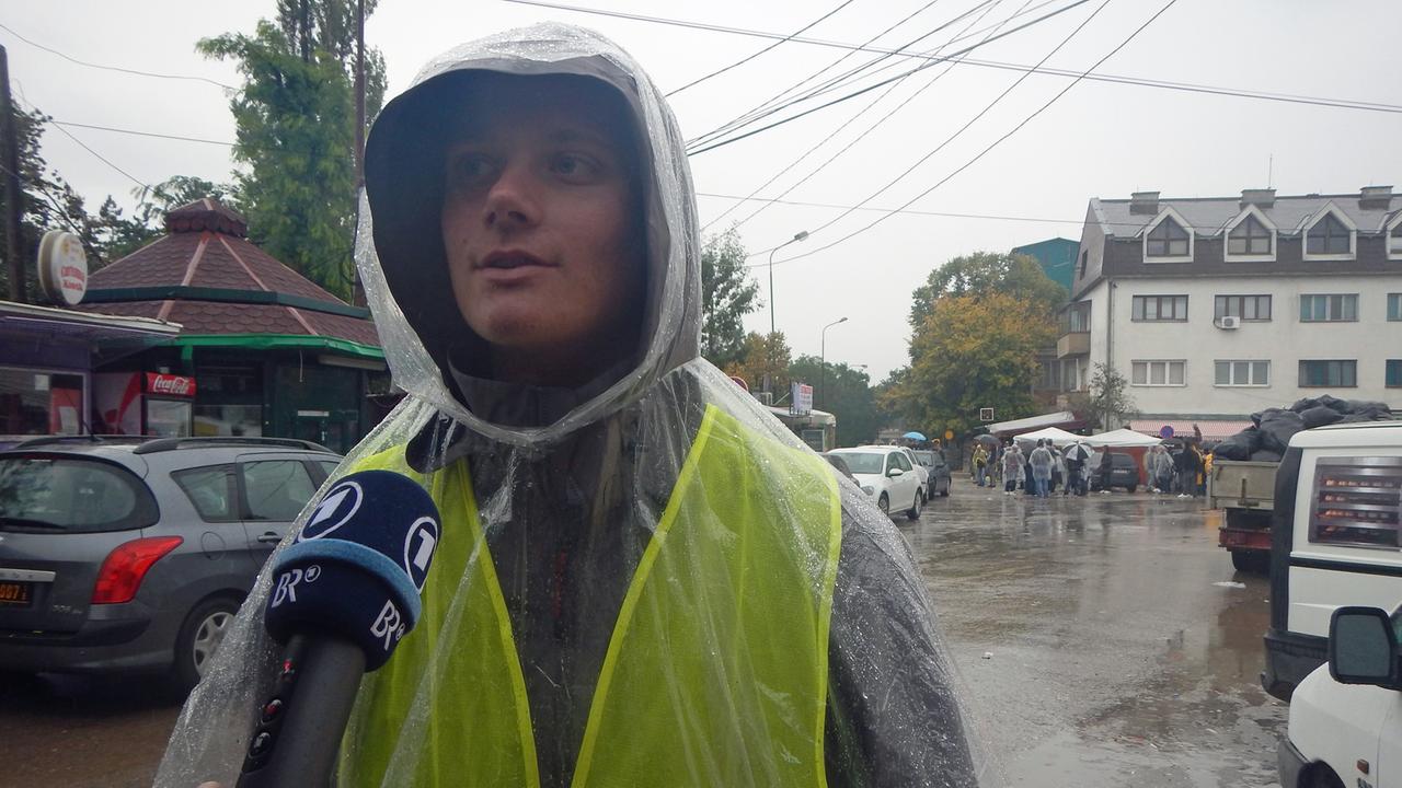 Rucksacktourist Skip Daniels aus Los Angeles hilft in Presevo. Rucksacktourist Skip Daniels aus Los Angeles hilft in Presevo.