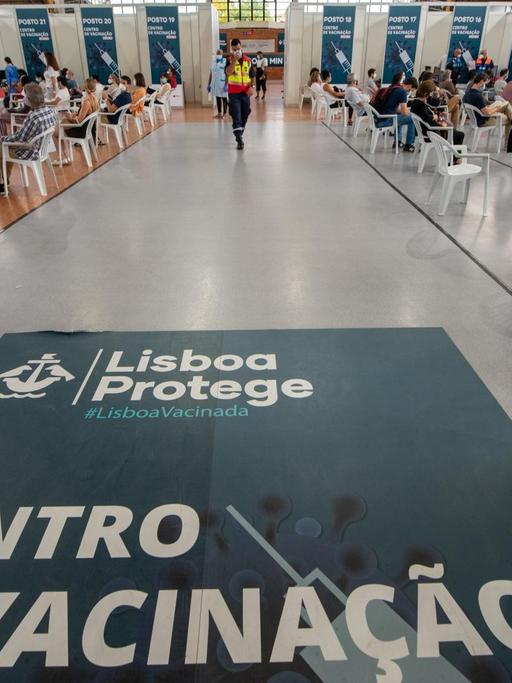 Ein Impfzentrum in Lissabon (Portugal)