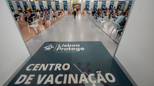 Ein Impfzentrum in Lissabon (Portugal)