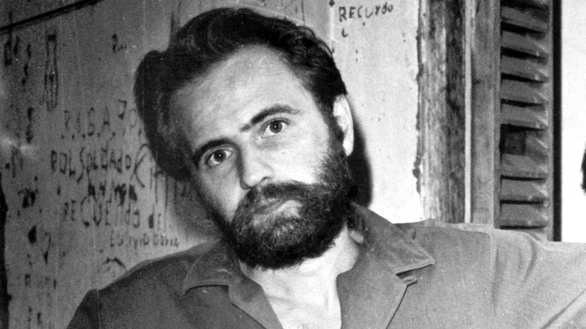 Der französische Schriftsteller, Journalist und Philosoph Régis Debray im August 1967 in Haft in Bolivien Der französische Schriftsteller, Journalist und Philosoph Régis Debray im August 1967 in Haft in Bolivien
