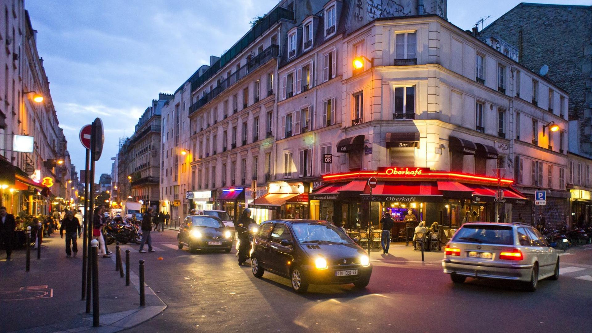 Nächtliche Szene an der Straße Oberkampf im Nordosten der Stadt Paris. Aufnahme vom Mai 2012. Nächtliche Szene an der Straße Oberkampf im Nordosten der Stadt Paris. Aufnahme vom Mai 2012.
