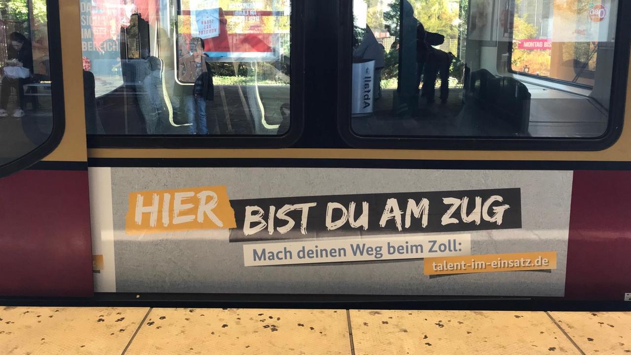 Eine S-Bahn mit einer Werbebotschaft des Zolls, der nach Fachpersonal sucht.