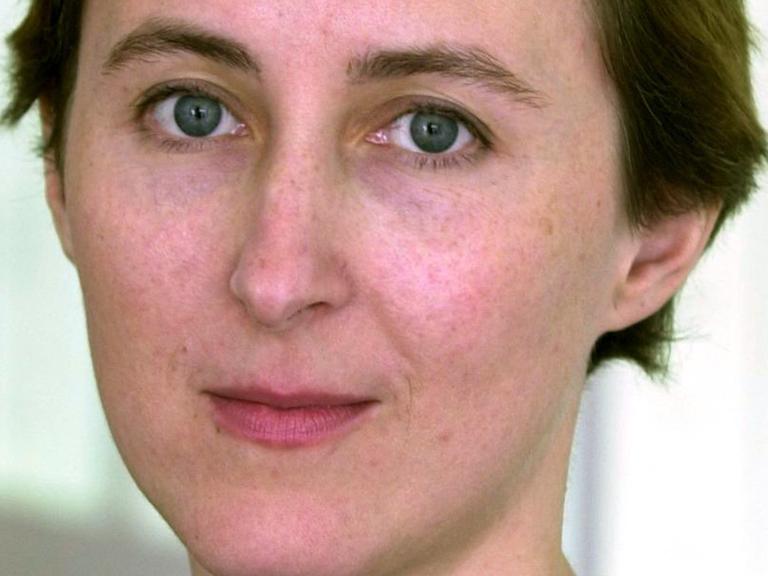 Die Künstlerin Maria Eichhorn, Aufnahme von 2002, versehen mit Schriftzug "documenta 14"