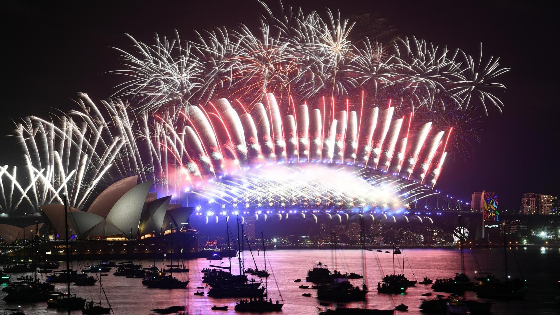 Feuerwerk in Sydney über dem Opernhaus und der Hafenbrücke. Feuerwerk in Sydney über dem Opernhaus und der Hafenbrücke.