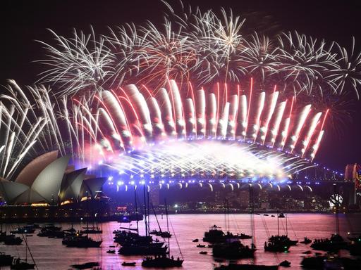 Feuerwerk in Sydney über dem Opernhaus und der Hafenbrücke.