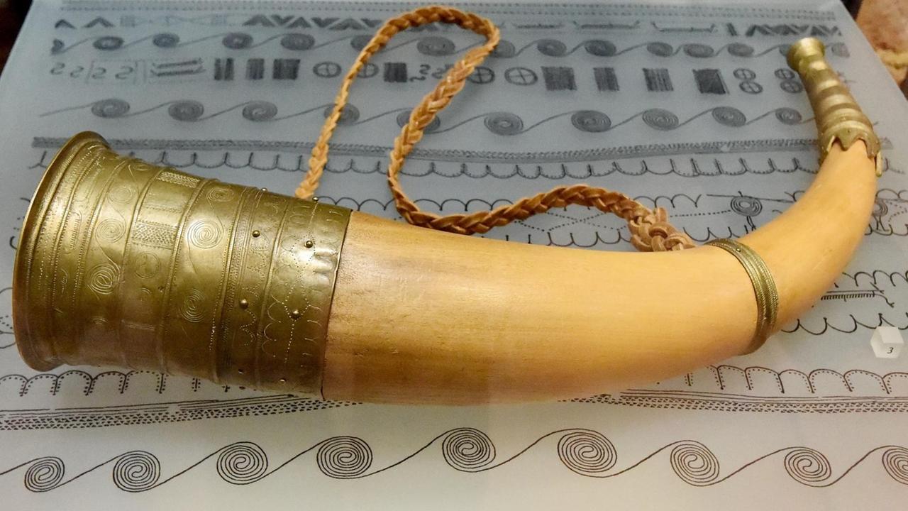 Ein Horn aus der Bronzezeit (1350 - 1150 v.Chr.), zu sehen in der Ausstellung "Archaeomusica" in Brandenburg Ein Horn aus der Bronzezeit (1350 - 1150 v.Chr.), zu sehen in der Ausstellung "Archaeomusica" in Brandenburg