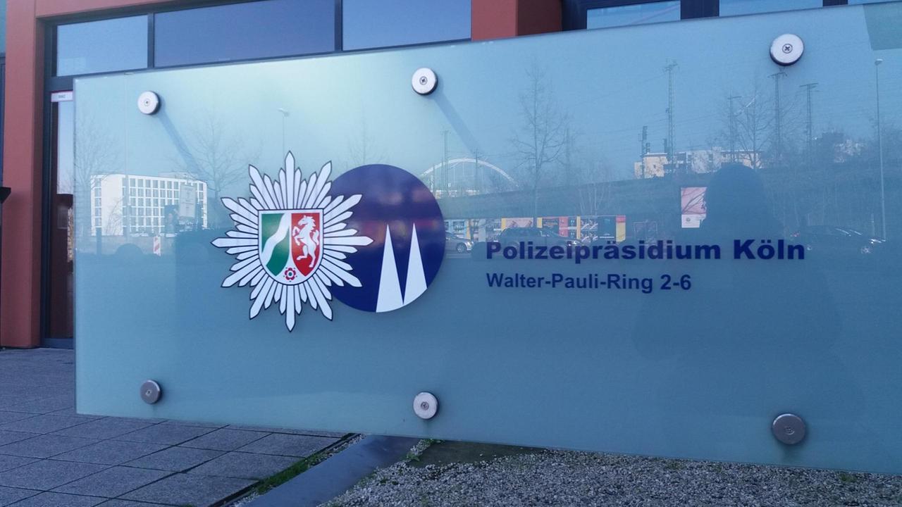 Vor dem Kölner Polizeipräsidium im Stadtteil Kalk. Vor dem Kölner Polizeipräsidium im Stadtteil Kalk.