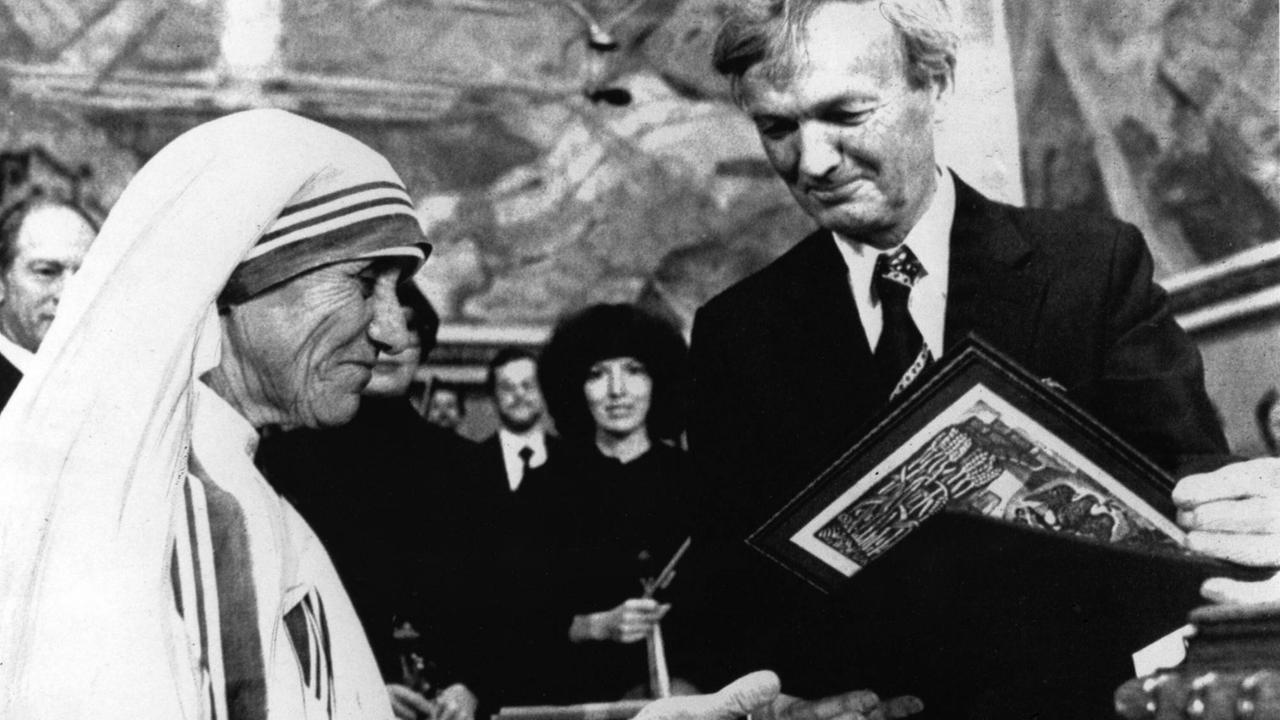 Für ihren Dienst und ihre Hilfe zugunsten von Armen, Obdachlosen, Kranken und Sterbenden erhält Mutter Teresa am 11.12.1979 in Oslo den Friedensnobelpreis. Für ihren Dienst und ihre Hilfe zugunsten von Armen, Obdachlosen, Kranken und Sterbenden erhält Mutter Teresa am 11.12.1979 in Oslo den Friedensnobelpreis.