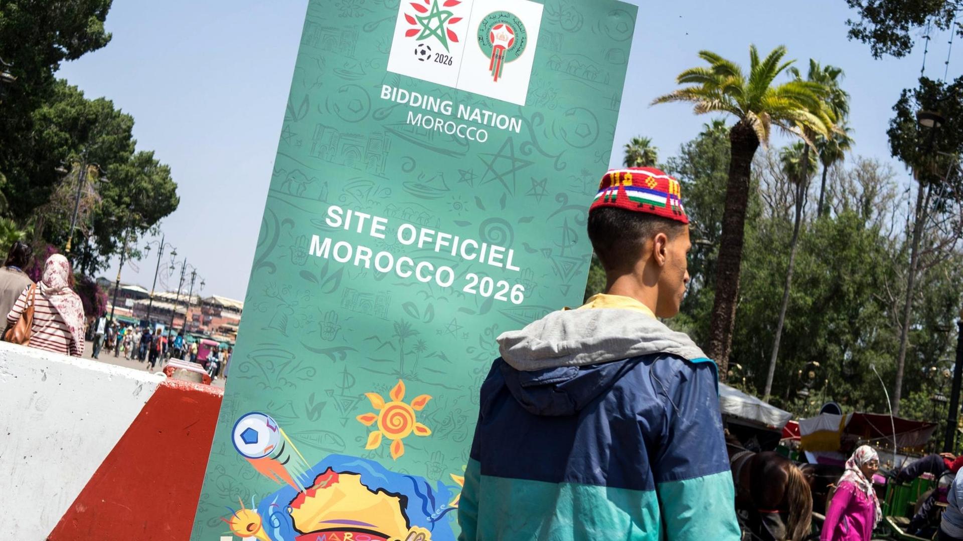 Ein Schild mit der offiziellen WM-Bewerbungs Marokkos in Marrakesch.