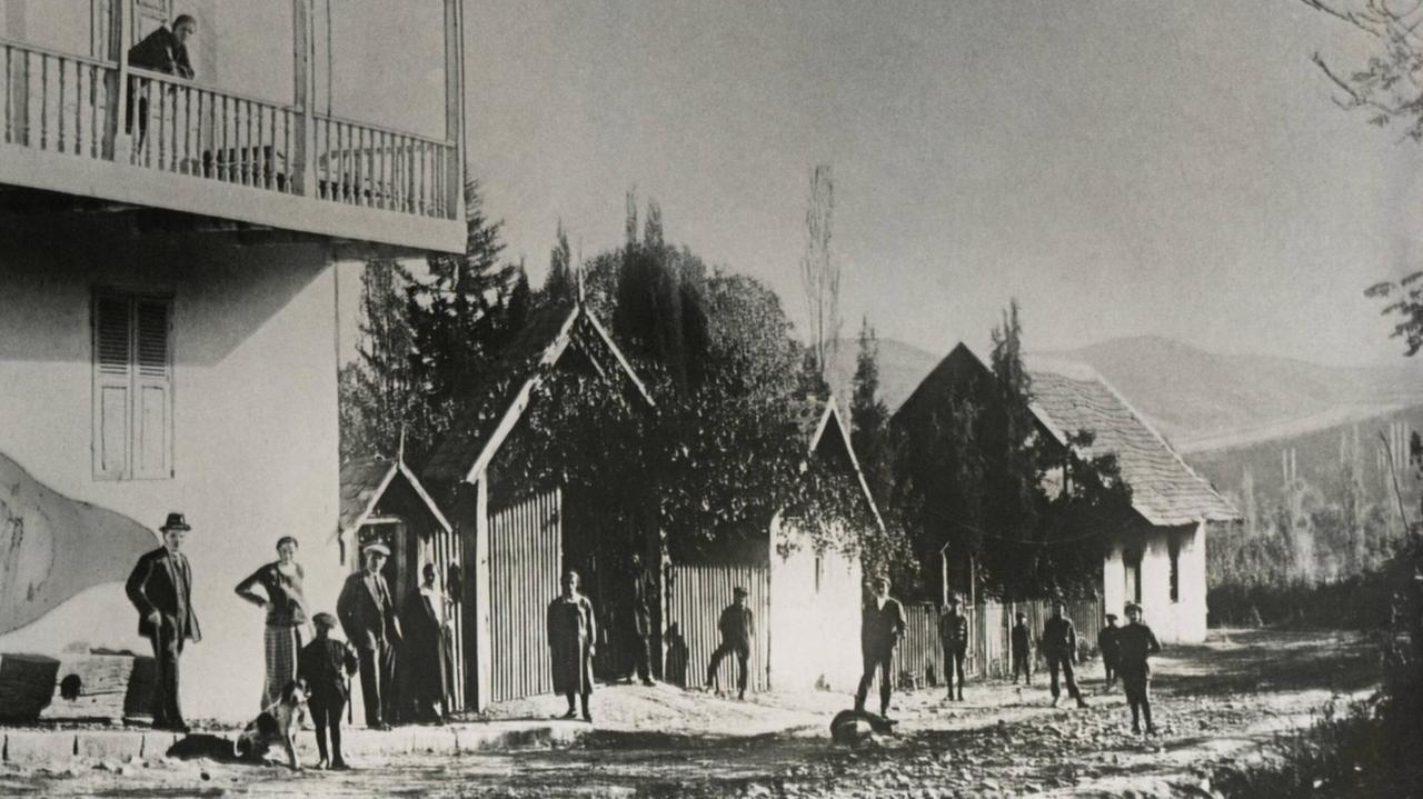 Historische schwarz-weiß Fotographie von ländlichen Häusern und Menschen. Historische schwarz-weiß Fotographie von ländlichen Häusern und Menschen.