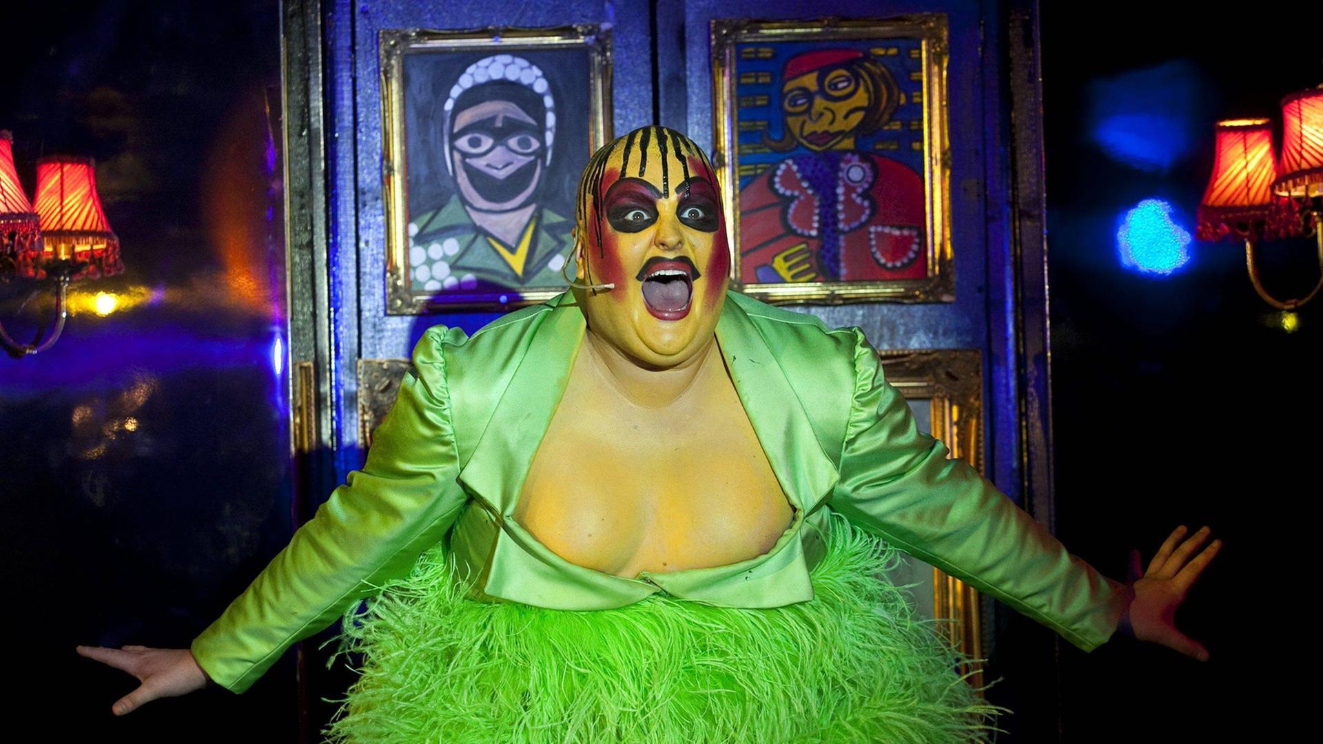 "The Voice"-Finalist Sam Buttery als Leigh Bowery im Brixton Club House in London (2012) "The Voice"-Finalist Sam Buttery als Leigh Bowery im Brixton Club House in London (2012)