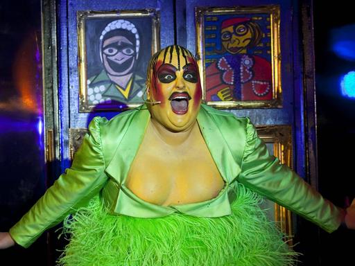 "The Voice"-Finalist Sam Buttery als Leigh Bowery im Brixton Club House in London (2012)